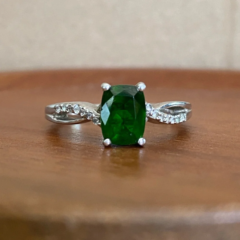 STS - Emerald Green Stone - Sterling Silver 925 Ring with Diamond Detailed band - Picture 10 of 17
